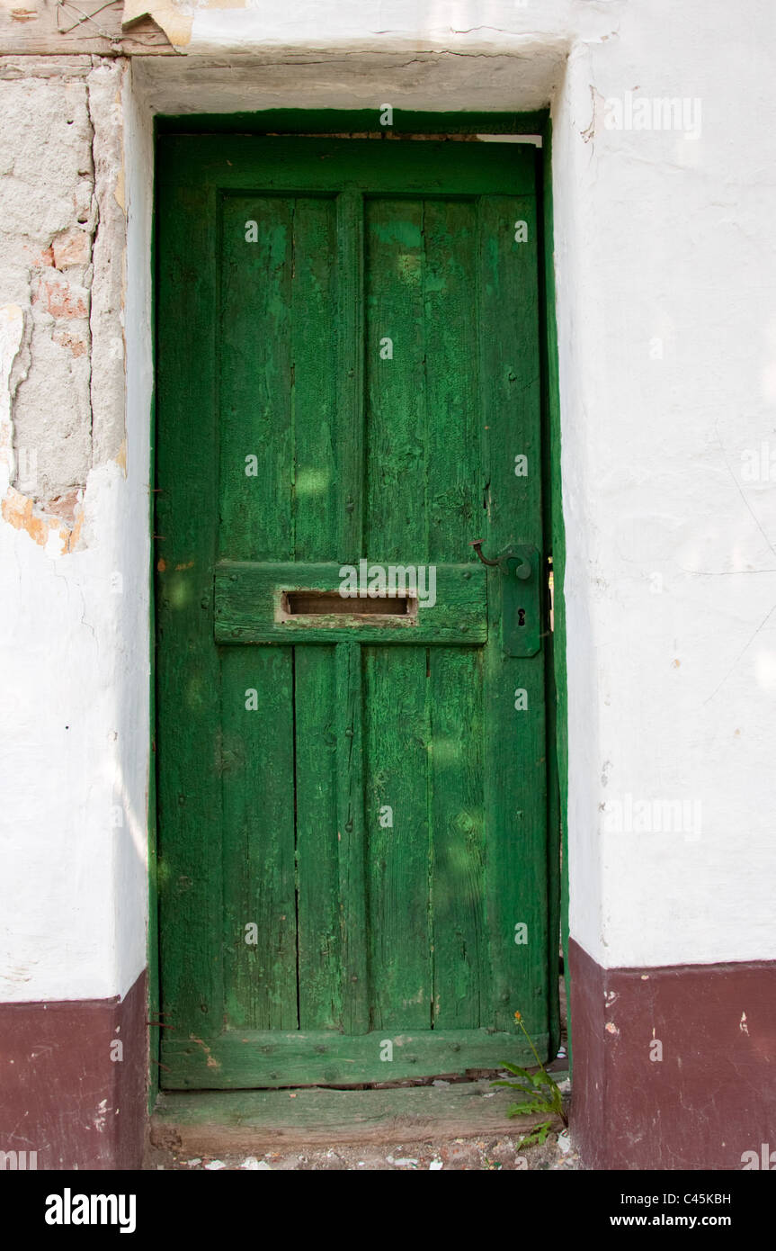 Vieille porte en bois vert en ruine détail avec charnière métal Banque D'Images