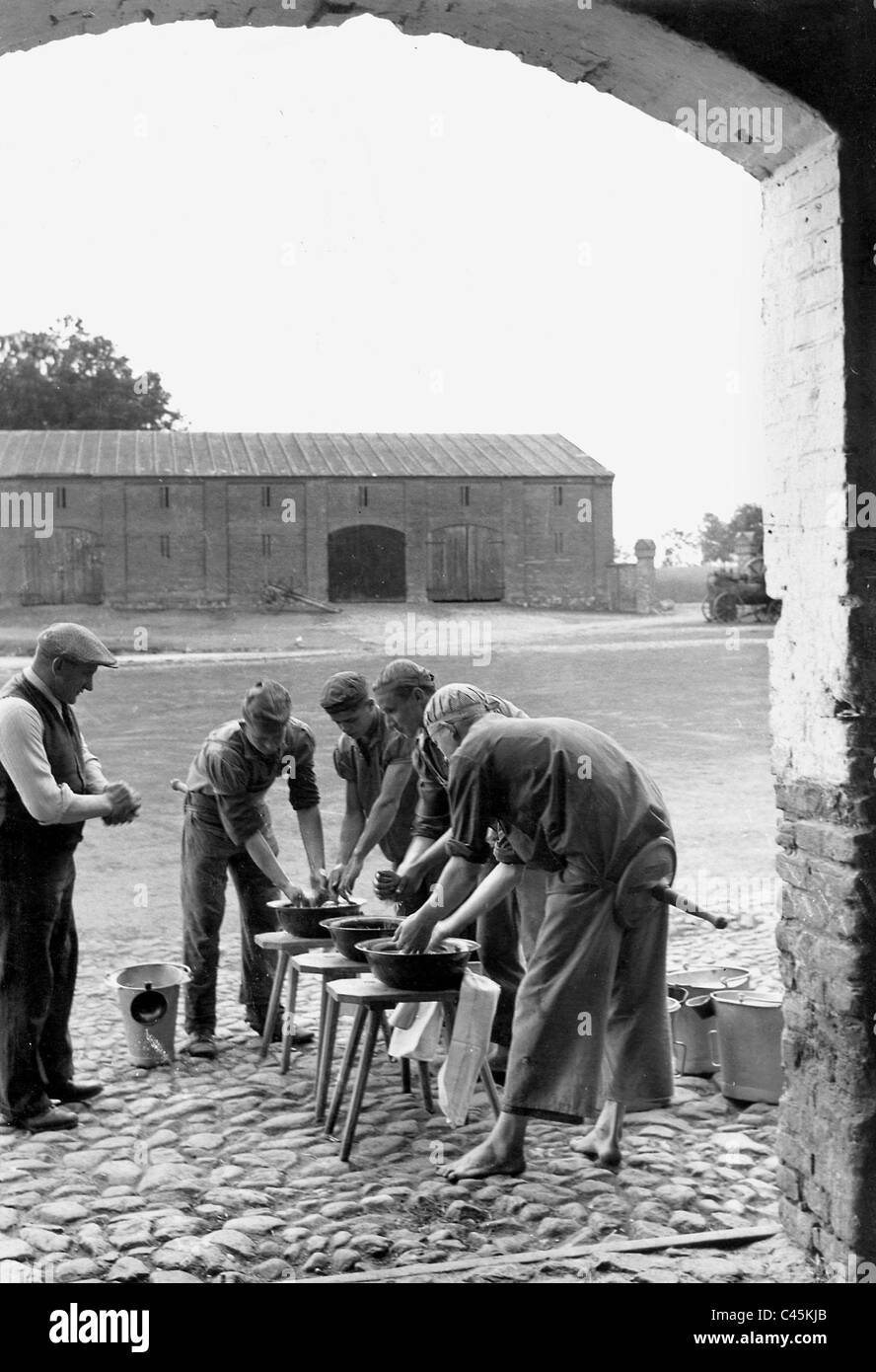 Les travailleurs agricoles de l'Europe de l'Est apprennent à lait, 1942 Banque D'Images