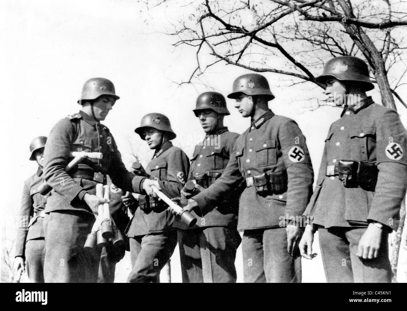 Les membres du Service du travail du Reich de formation l'utilisation de grenades à main, 1944 Banque D'Images