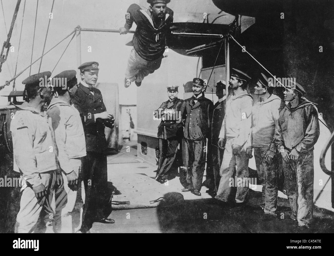 Les marins allemands exerçant sur le pont, 1916 Banque D'Images