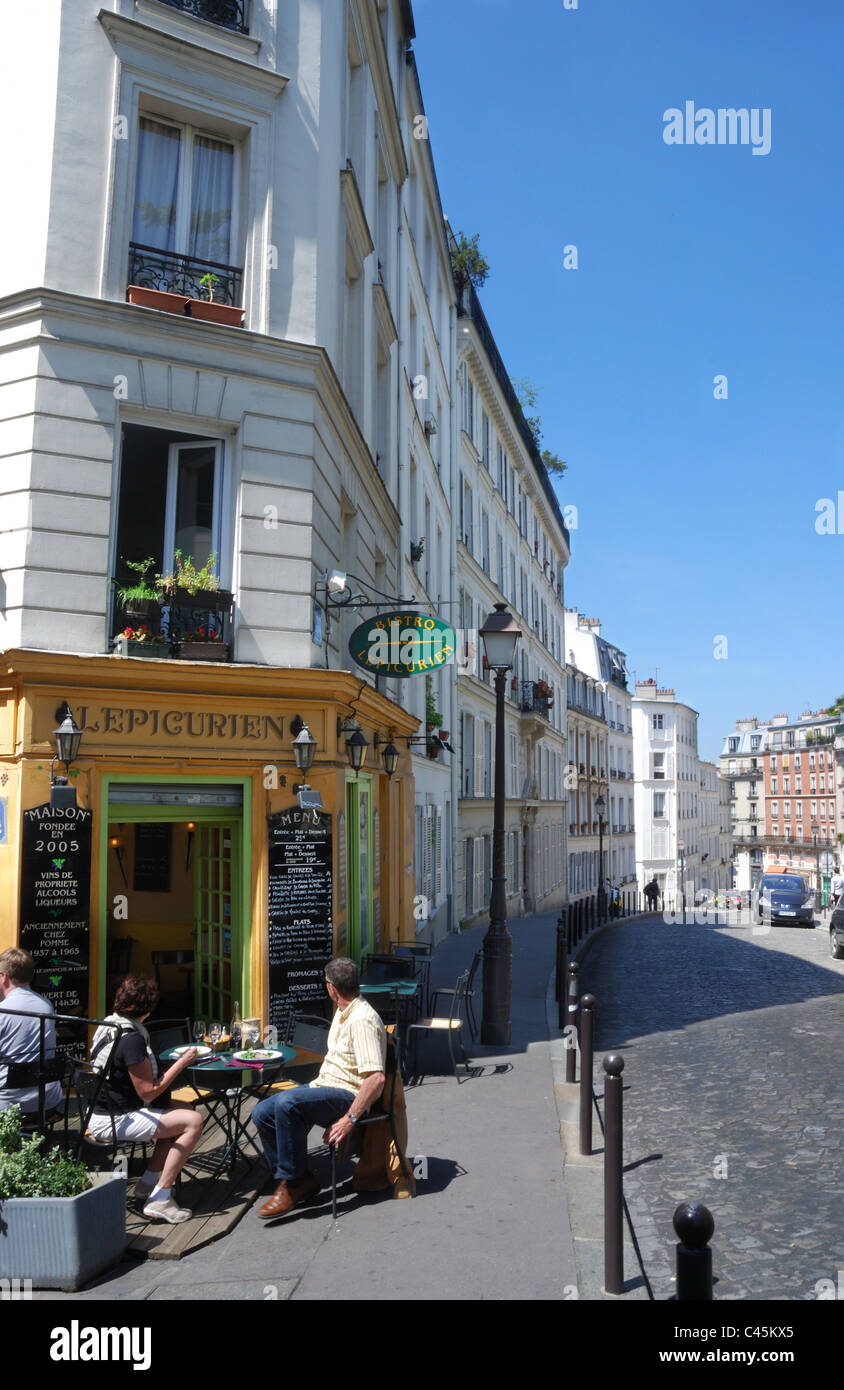 Les personnes mangeant à l'extérieur d'un restaurant bistro à Montmartre, Paris Banque D'Images