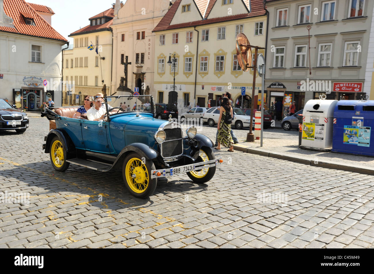 Replica et animaux utilisés pour prendre les touristes autour de la ville de Prague République Tchèque Banque D'Images