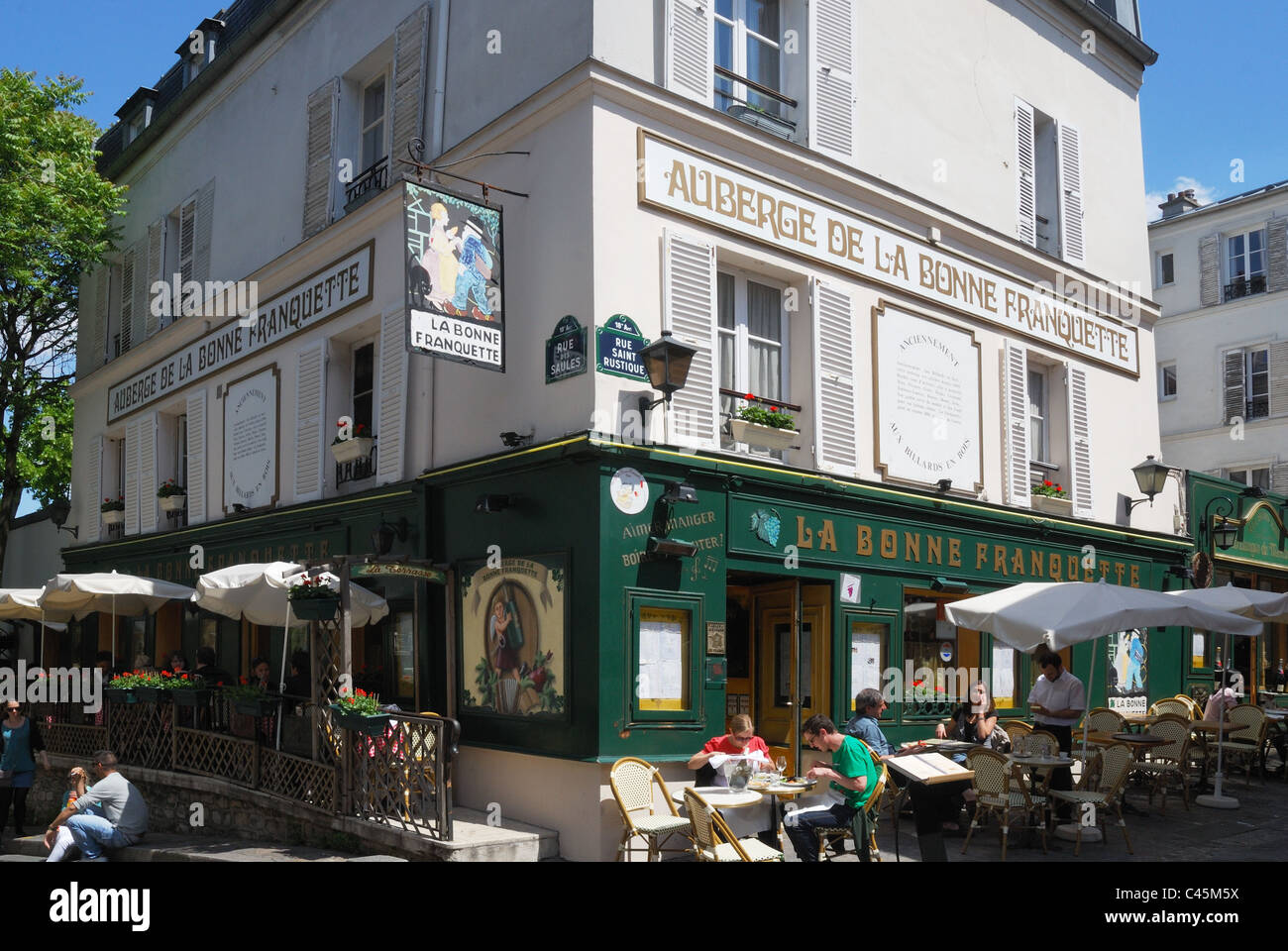 Les personnes mangeant à l'extérieur d'un restaurant bistro à Montmartre, Paris Banque D'Images
