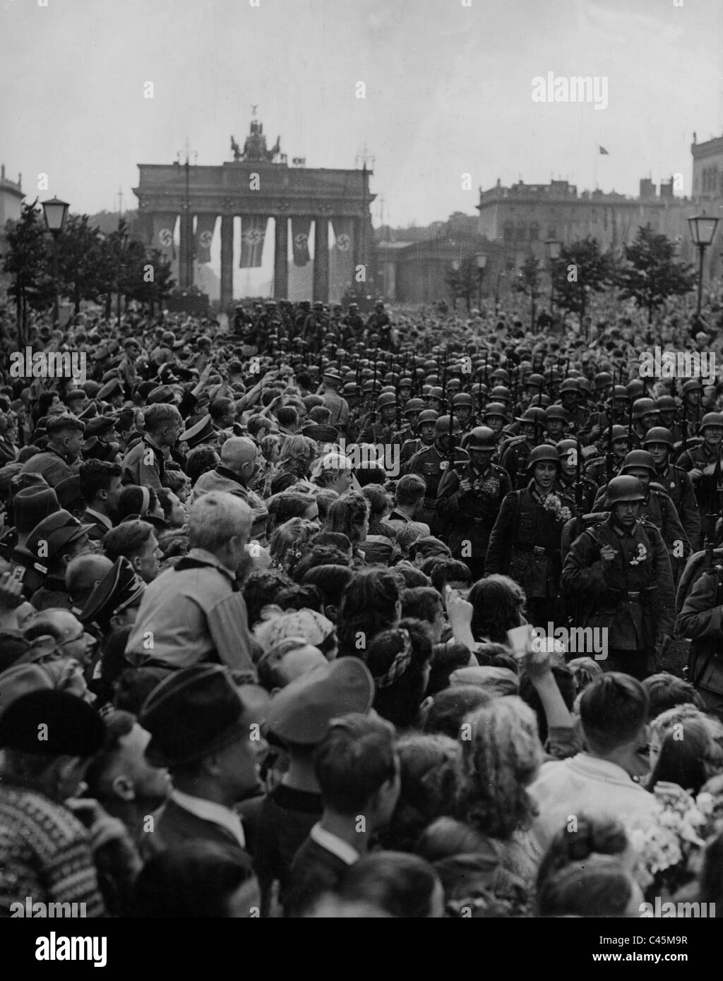 La revue de la victoire à Berlin après la fin de la campagne en français Banque D'Images