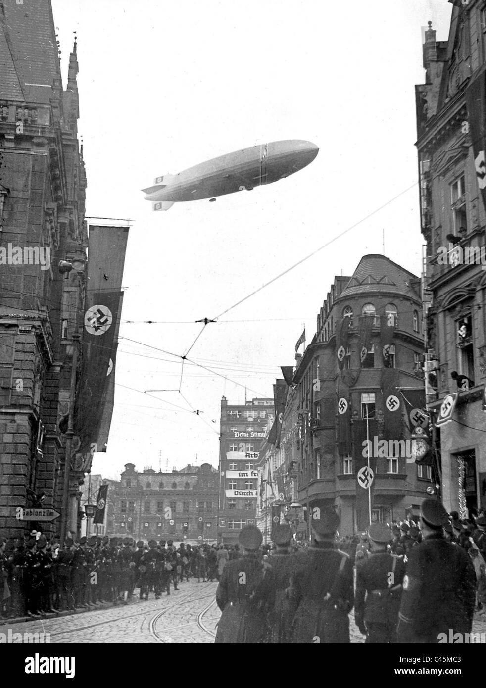 Le dirigeable LZ 130 "Graf Zeppelin II' au-dessus de la région des Sudètes, 1938 Banque D'Images