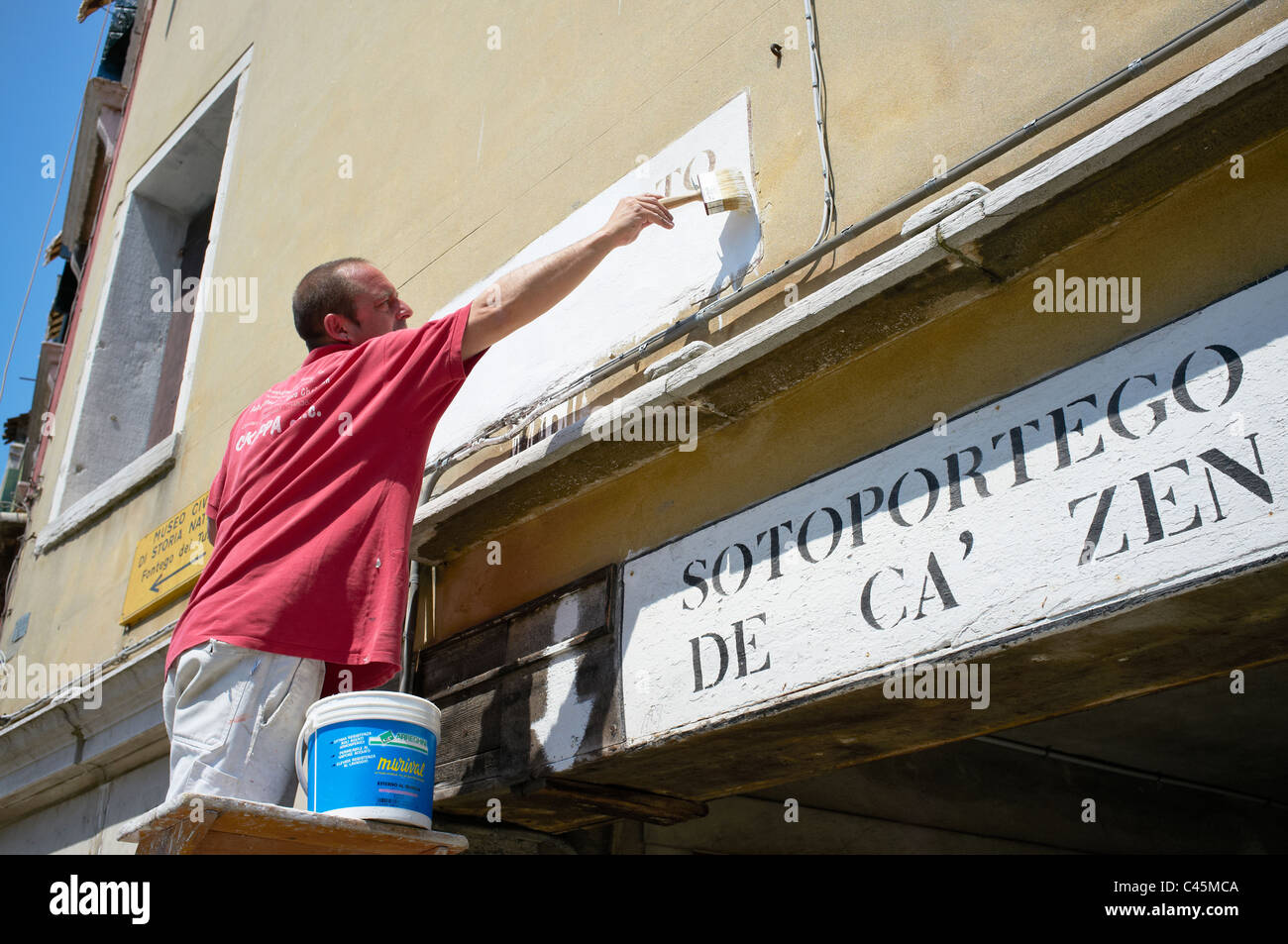 Man painting street sign in Venice, Veneto, Italie, mai 2011 Banque D'Images