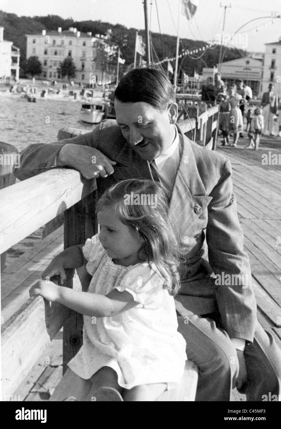Adolf Hitler avec Helga Goebbels, 1935 Banque D'Images