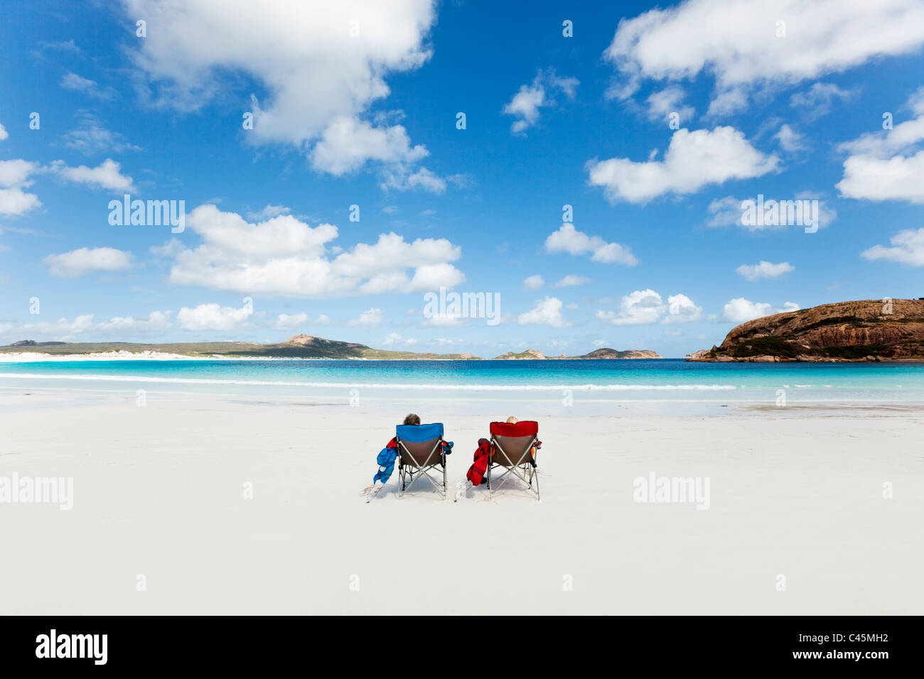 Couple sur la plage à Lucky Bay. Cape Le Grand National Park, Esperance, Western Australia, Australia Banque D'Images