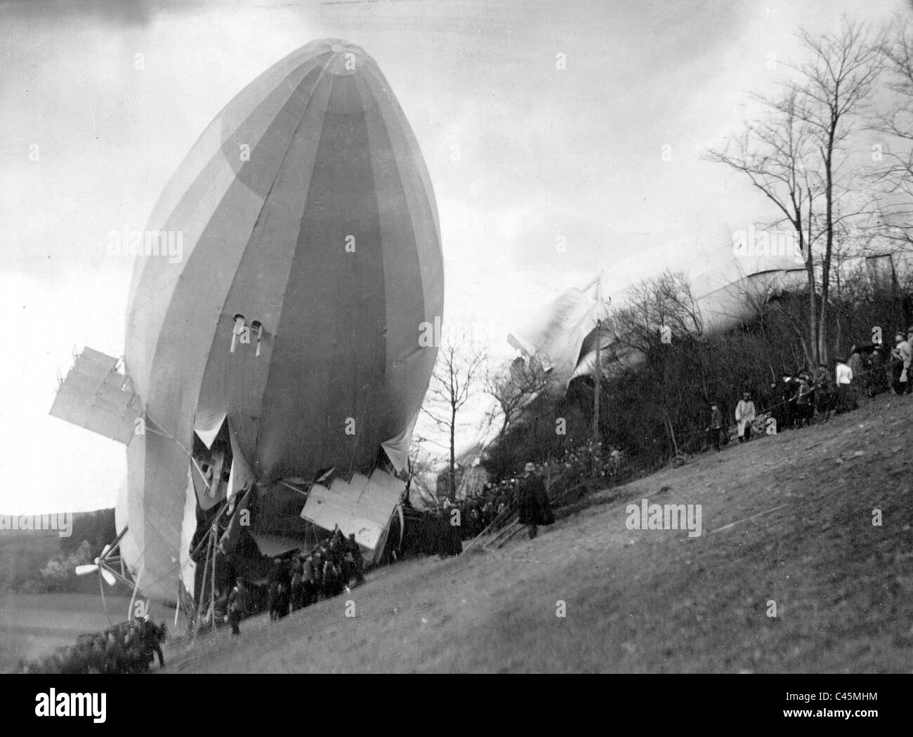 Récupération du dirigeable militaire détruit Z 'II' (LZ 5), 1910 Banque D'Images