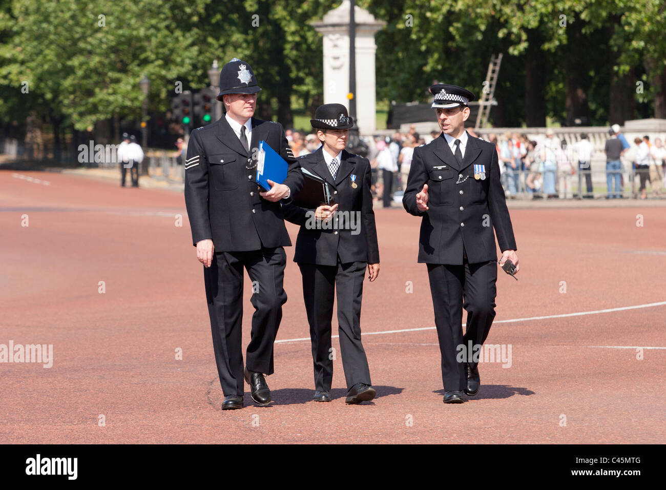 Les agents de police en patrouille britannique devant le palais de Buckingham, London, Royaume-Uni. Banque D'Images