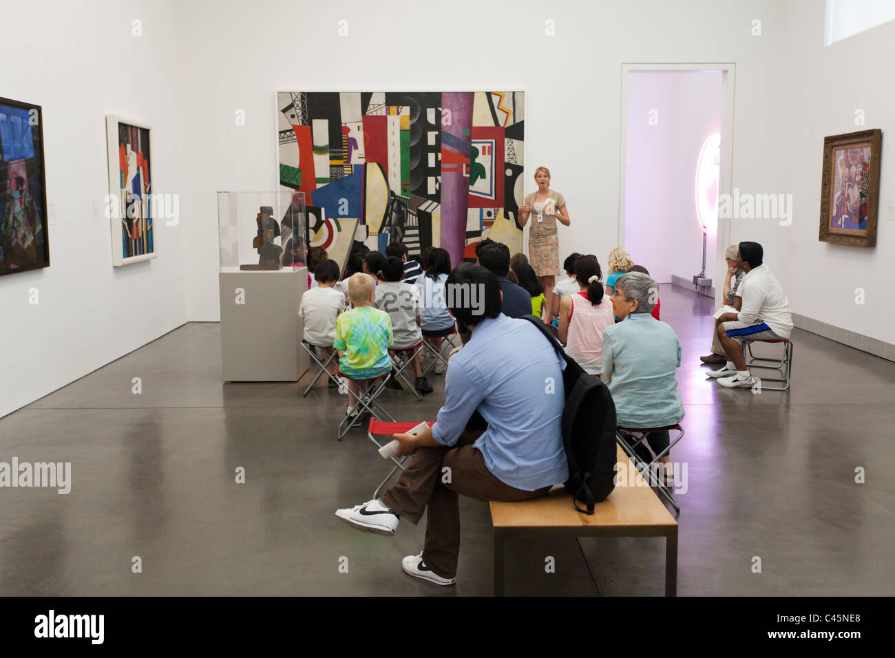Guide du musée conférences pour les élèves des écoles primaires dans la région de Brancusi galerie à Philadelphia Museum of Art Banque D'Images