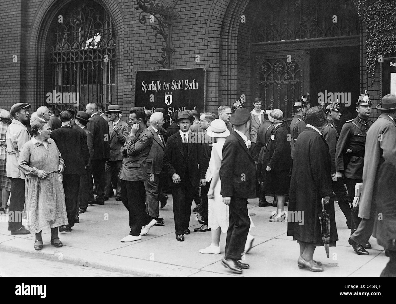 Foule à l'extérieur d'une succursale de la Sparkasse à Berlin, 1931 Banque D'Images