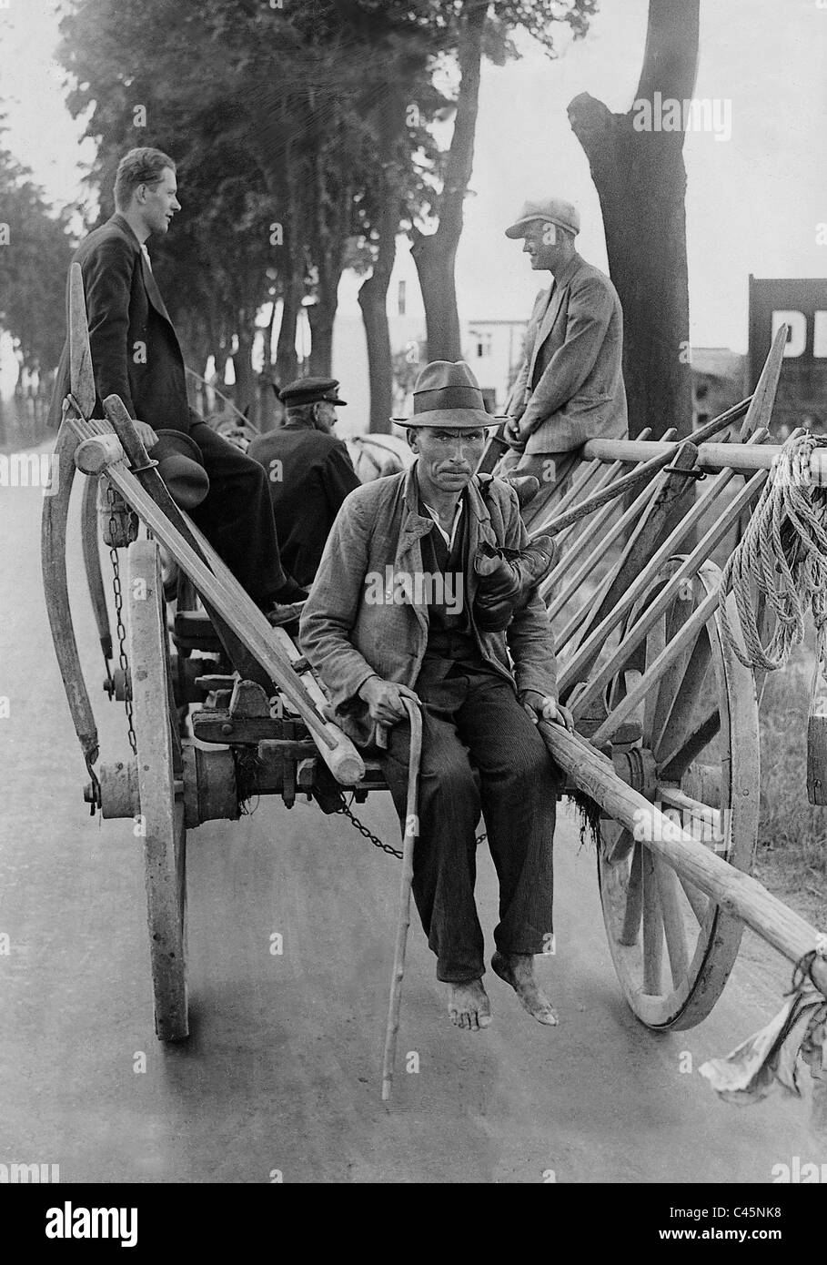 Les hommes sur un cheval Panier, 1932 Banque D'Images