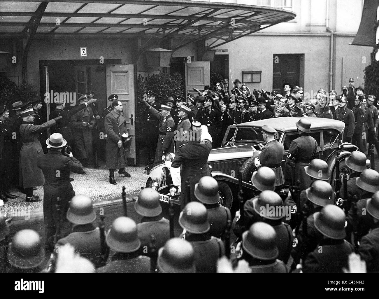 Rudolf Hess en face de l'Opéra Kroll, 1935 Banque D'Images