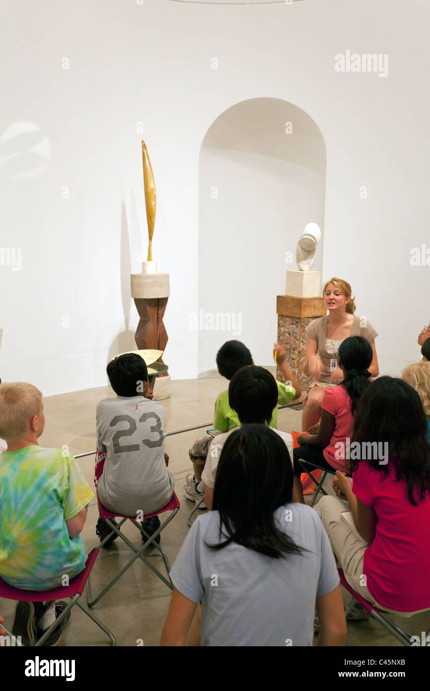 Guide du musée conférences pour les élèves des écoles primaires dans la région de Brancusi galerie à Philadelphia Museum of Art Banque D'Images