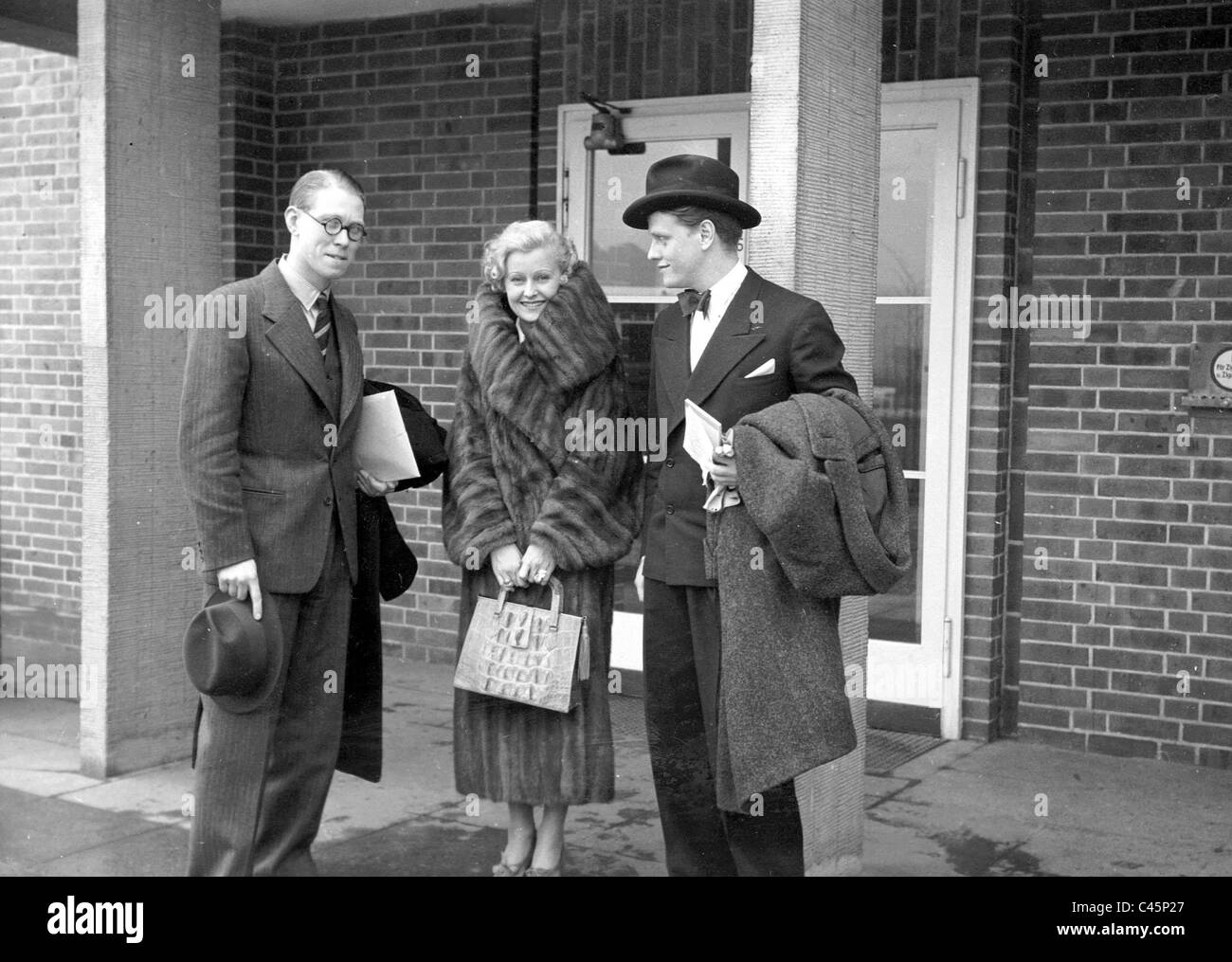 Lilian Harvey avec journalistes suédois, 1937 Banque D'Images