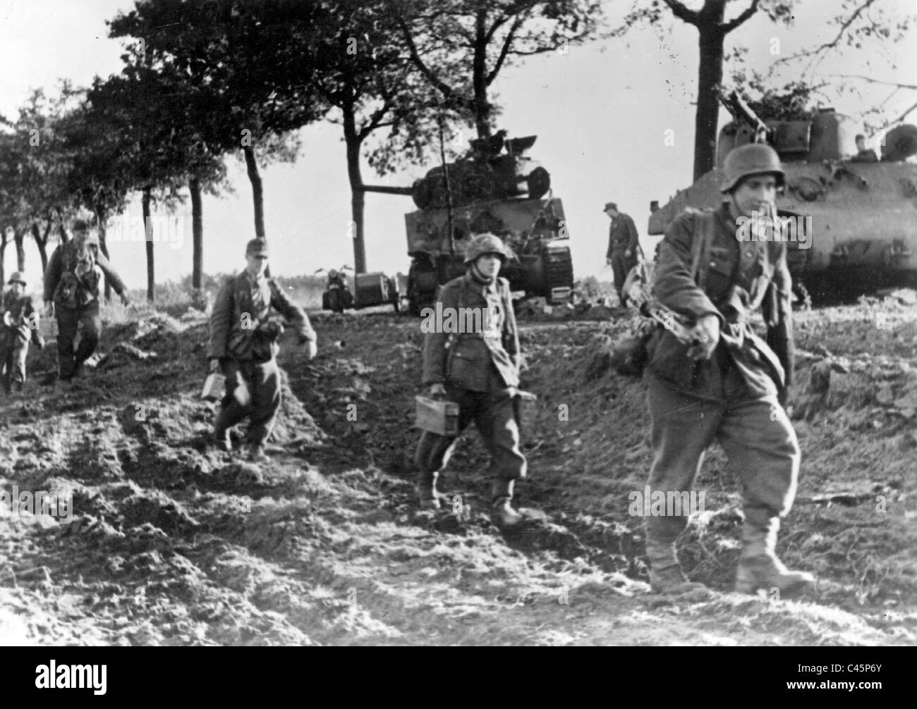 Des soldats allemands passent abattu des tanks Sherman, 1944 Banque D'Images