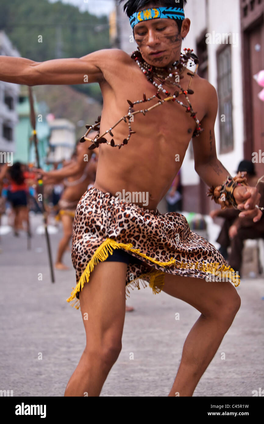La tribu amazonienne MAN SUR RUE À BANOS TUNGURAHUA CÉLÉBRATIONS VILLE PROVINCE EQUATEUR 11 DÉCEMBRE 2010 Banque D'Images