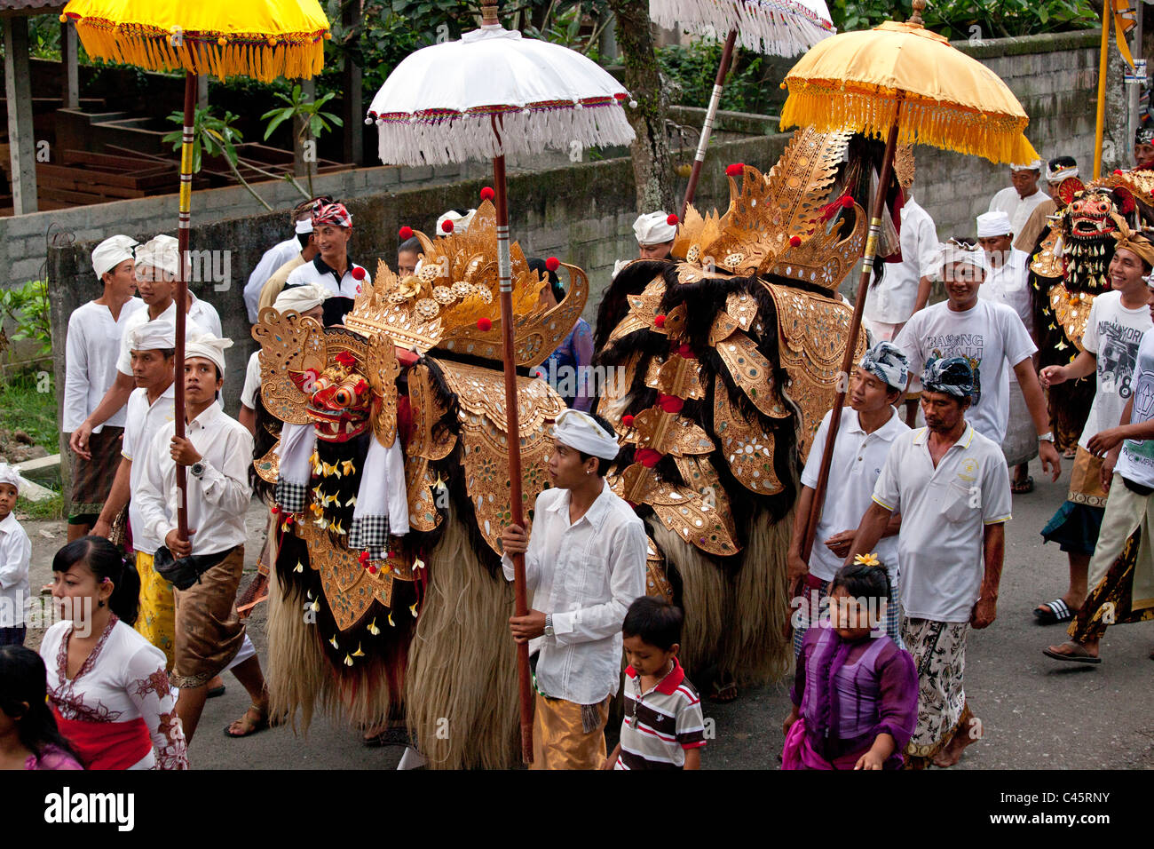 Un costume de Barong utilisée dans la danse s'effectue au cours de legong une procession Hindu Temple pour un anniversaire - UBUD, BALI Banque D'Images