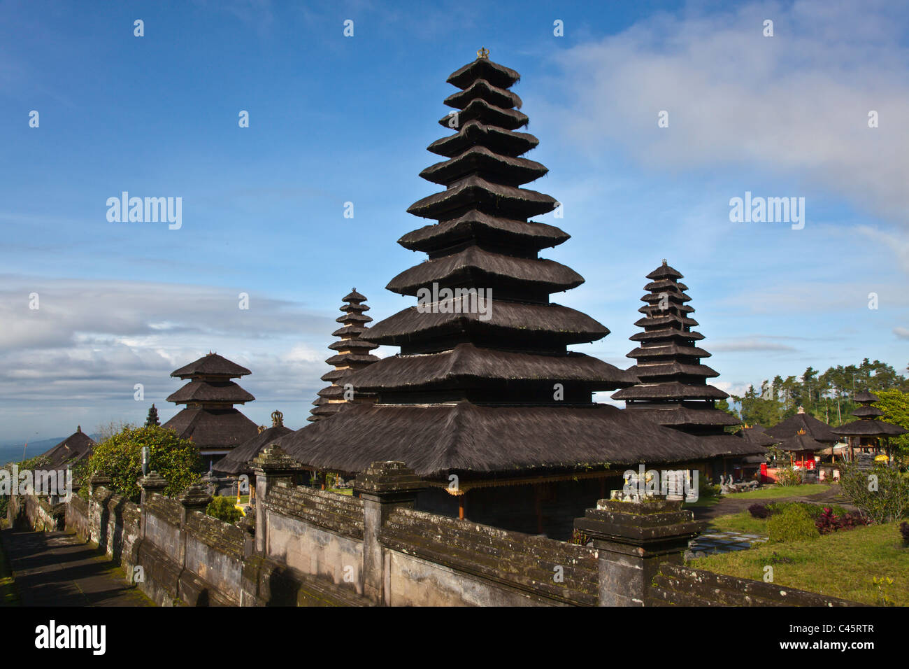 STYLE pagode temples hindous composent le complexe PURA BESAKIH llocated sur la pente de Gunung Agung sacrée - BALI, INDONÉSIE Banque D'Images