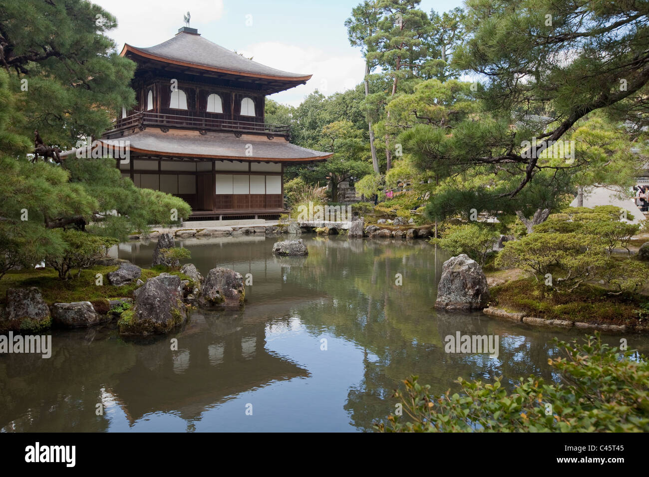 Ginkaku-ji (Pavillon d'argent) avec étang et de pins, Kyoto, Japon. Banque D'Images