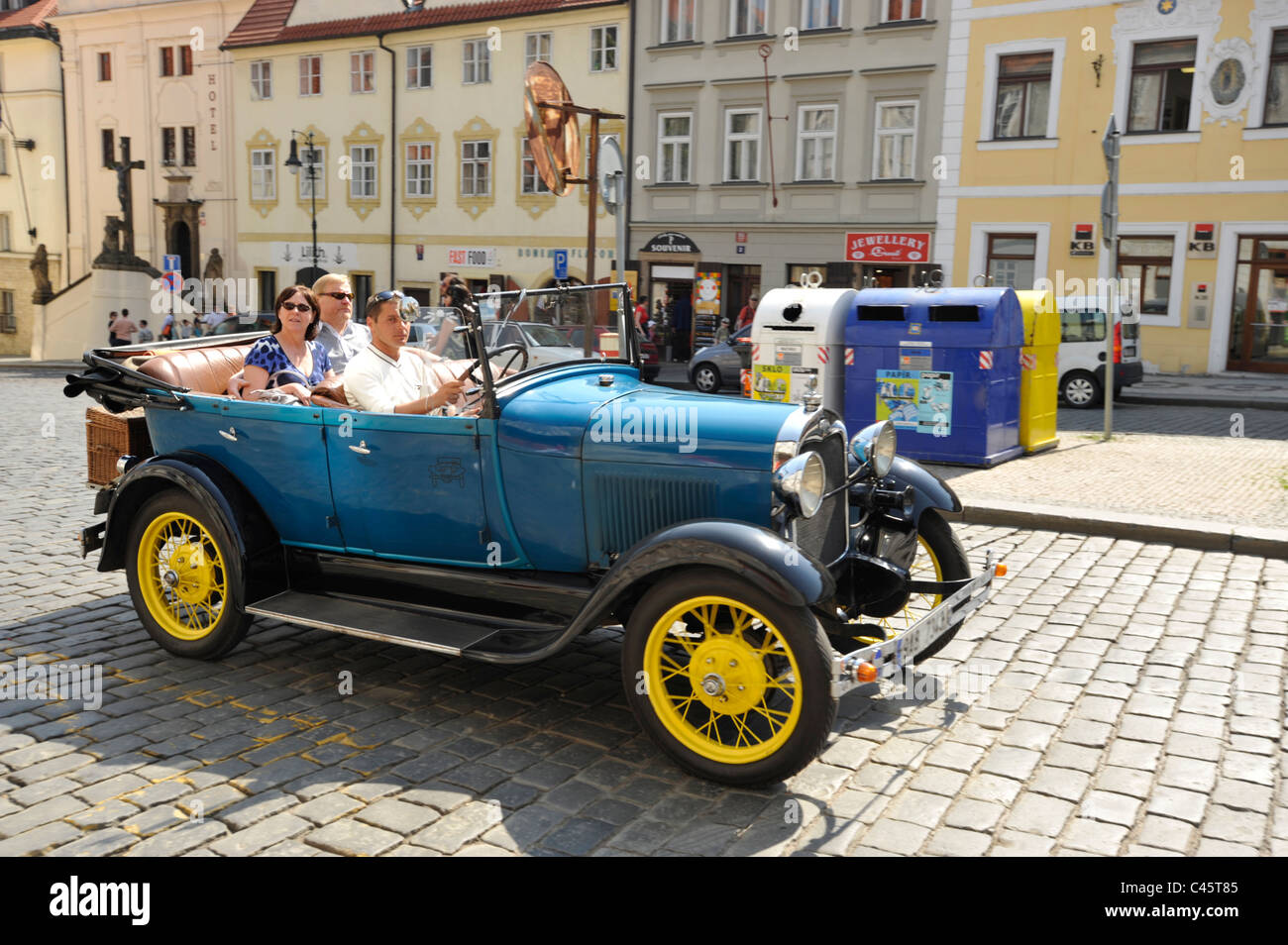 Replica et animaux utilisés pour prendre les touristes autour de la ville de Prague République Tchèque Banque D'Images