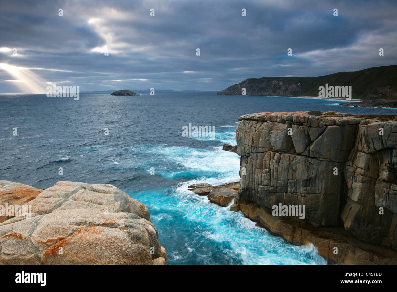 Côte sauvage à l'écart, Torndirrup National Park, Albany, Australie occidentale, Australie Banque D'Images