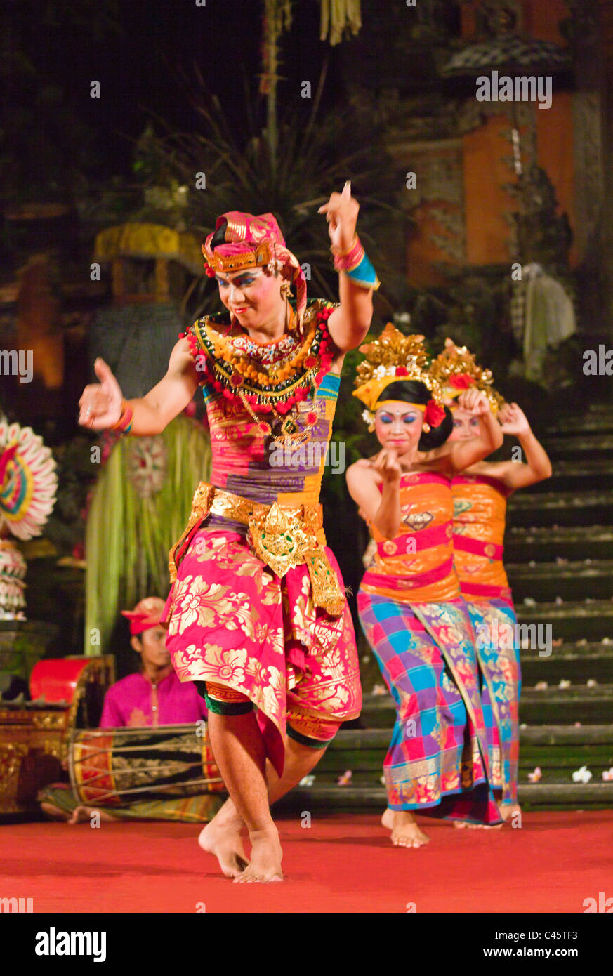 Le pêcheur La danse est effectuée par le groupe de danse de Gamelan Wayah Cenik à Pura Taman SARASWATI - UBUD, BALI, INDONÉSIE Banque D'Images