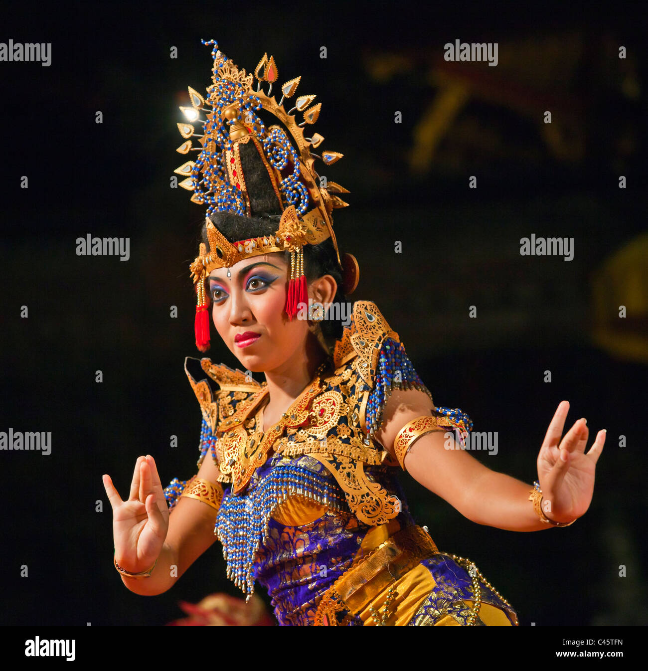 Le DUDUK KEBYAR DANSE est effectuée par le groupe de danse de Gamelan Wayah Cenik à Pura Taman SARASWATI - UBUD, BALI, INDONÉSIE Banque D'Images