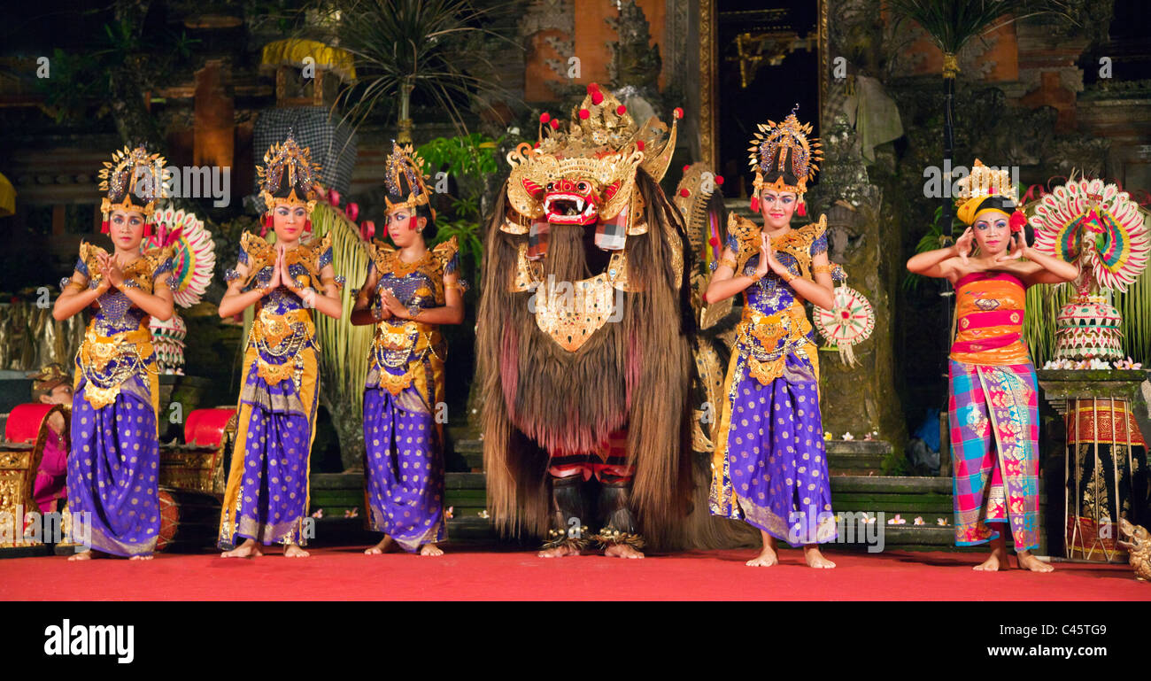 La danse Barong est réalisée par le groupe de danse de Gamelan Wayah Cenik à Pura Taman SARASWATI - UBUD, BALI, INDONÉSIE Banque D'Images