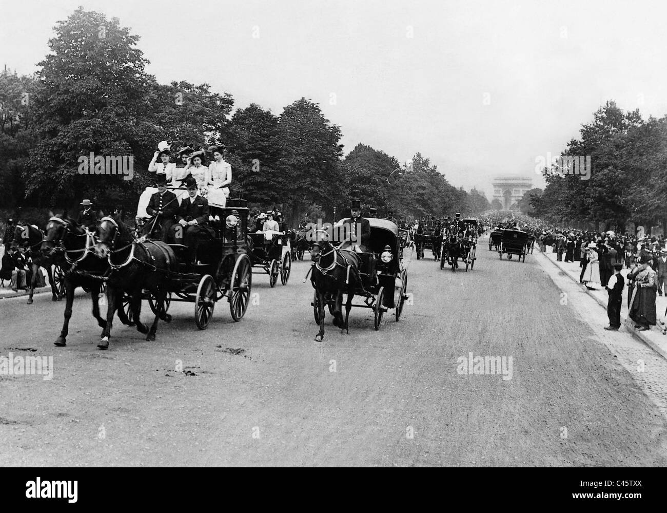 promenade-sur-lavenue-de-bois-a-paris-1903-c45txx.jpg