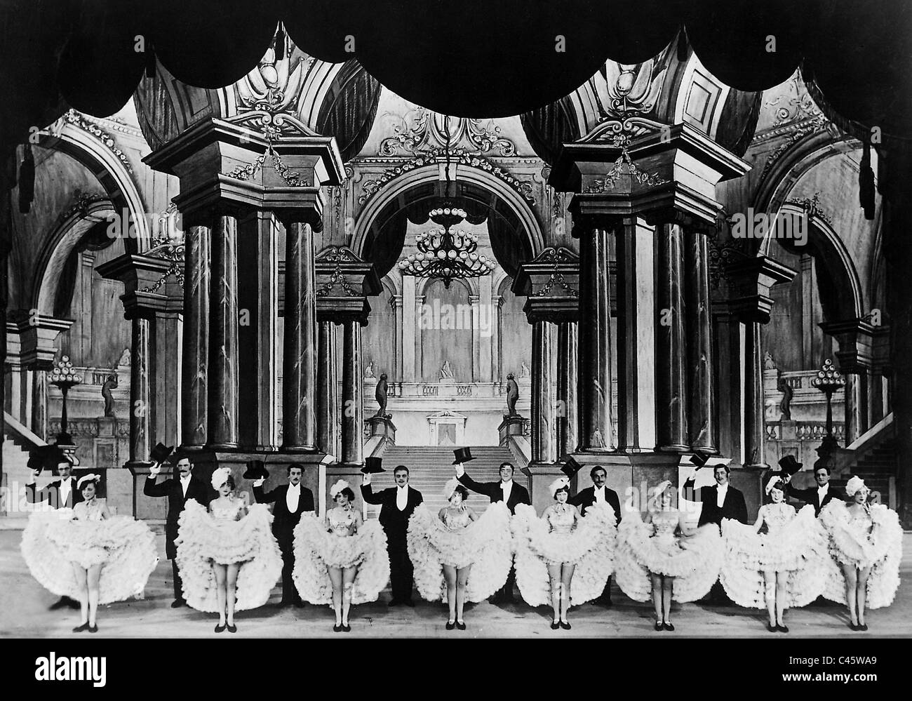 Les danseurs dansent Cancan Banque D'Images