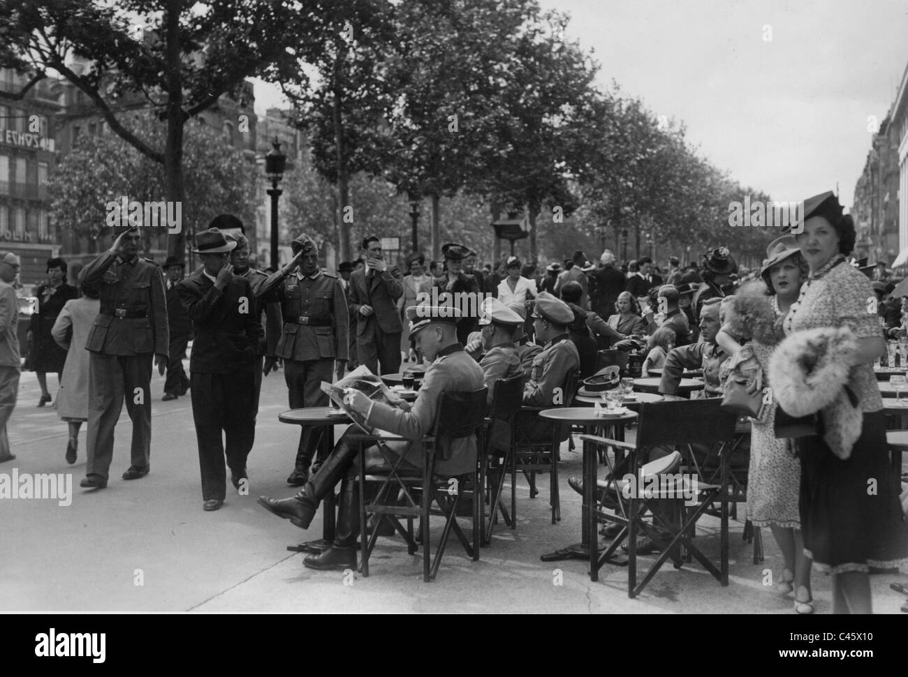 Les officiers allemands dans un café à Paris, 1940 Banque D'Images