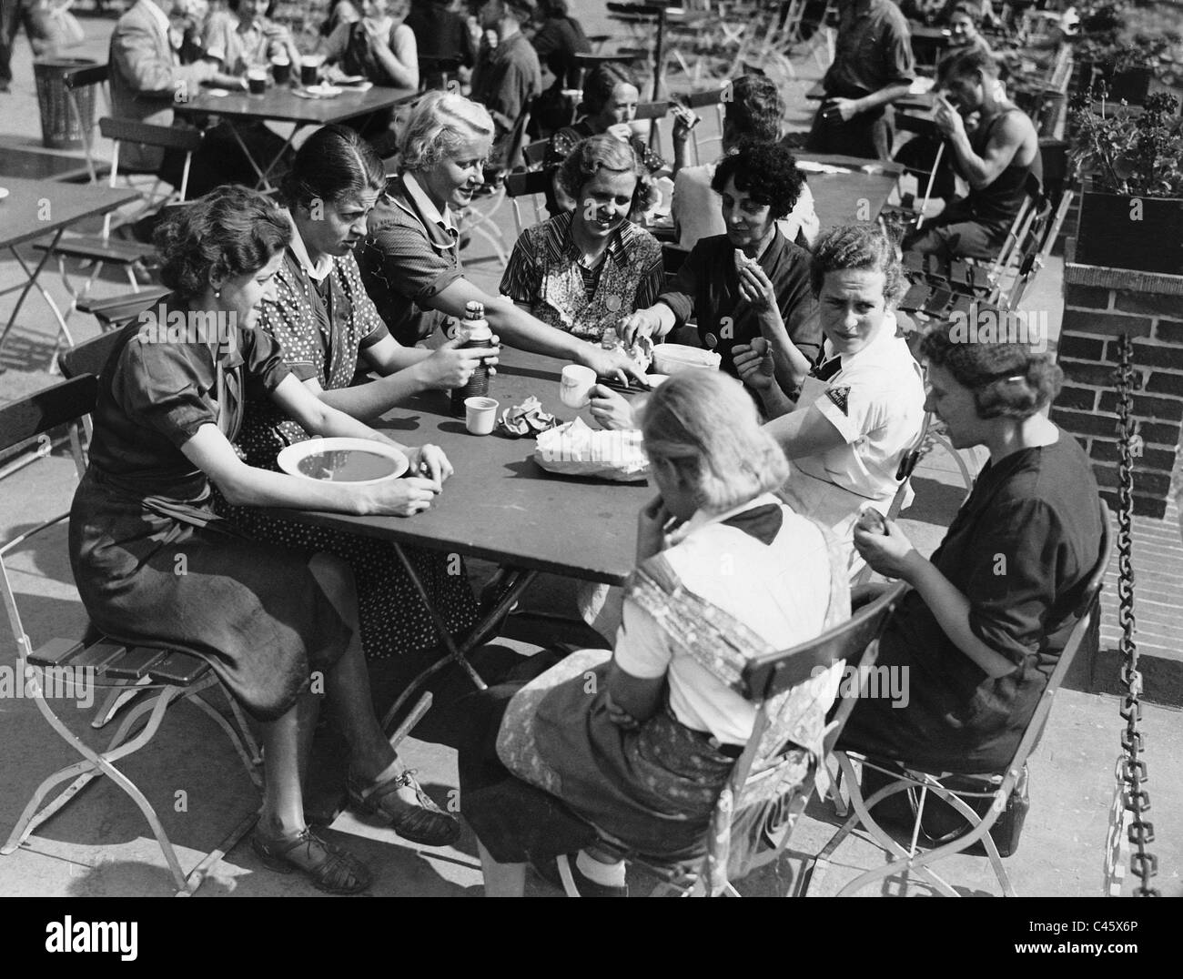 Les travailleuses d'une usine de munitions durant la pause déjeuner, 1941 Banque D'Images