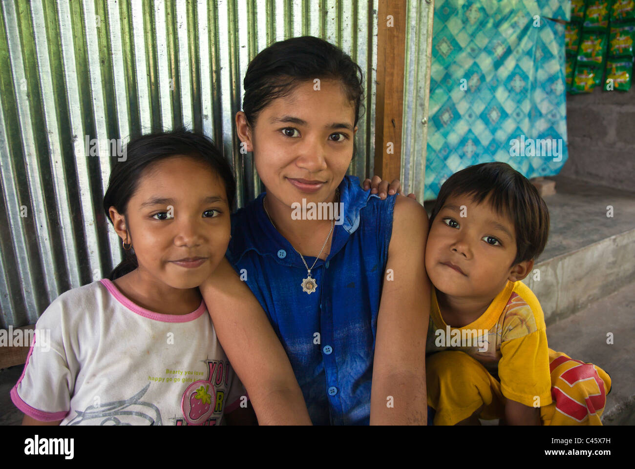 La famille près de PEMUTERAN BALINAIS - BALI, INDONÉSIE Banque D'Images