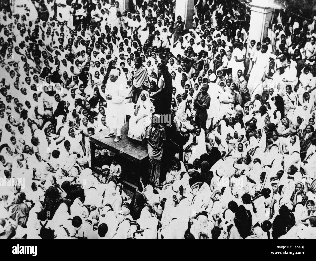 Le pandit Nehru parle à un rassemblement de femmes indiennes, 1931 Banque D'Images