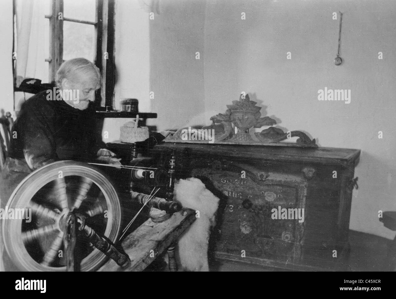 Filage de la laine femme d'origine allemande en Roumanie, 1940 Banque D'Images