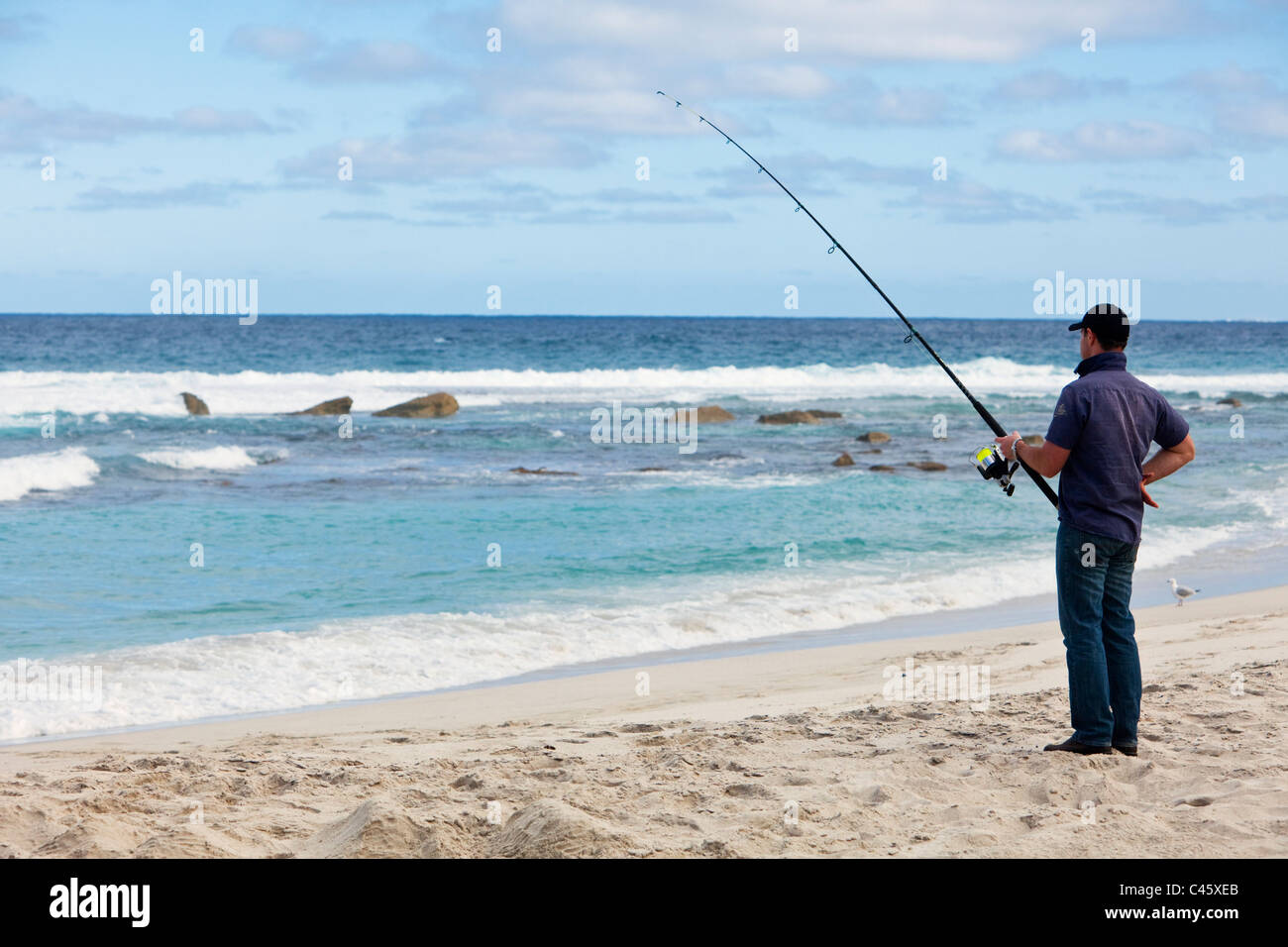 La pêche du saumon à la plage homme Trous (également connu sous le nom de fosses). Torndirrup National Park, Albany, Australie occidentale, Australie Banque D'Images