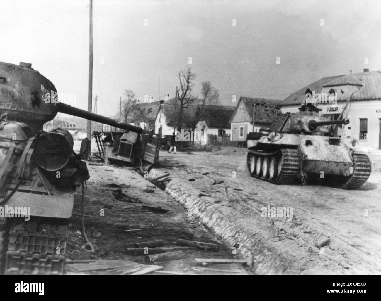 L'allemand Panther tank avances en Hongrie, 1945 Banque D'Images