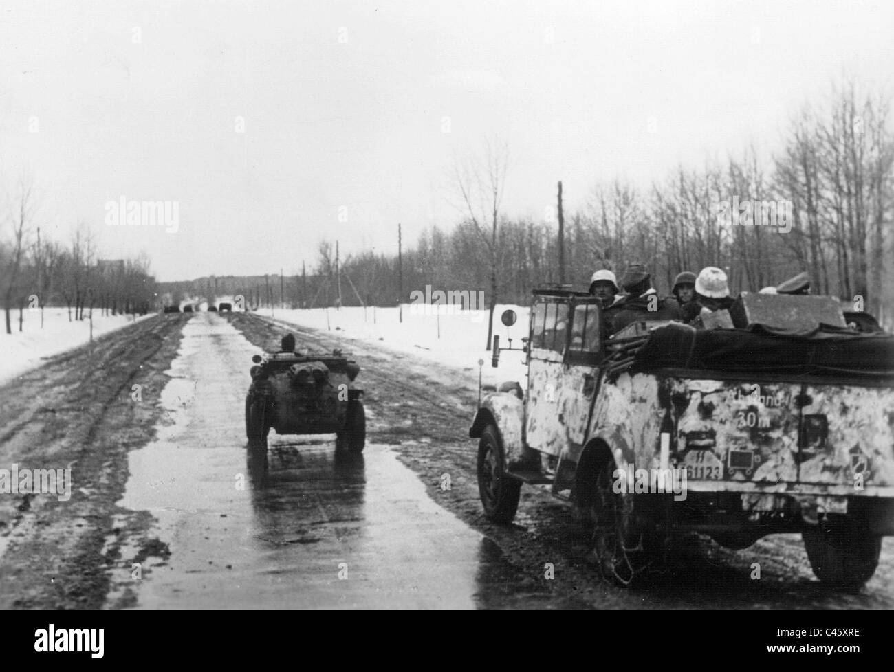 Les véhicules de la Waffen SS sur la façon de Kharkiv, 1943 Banque D'Images