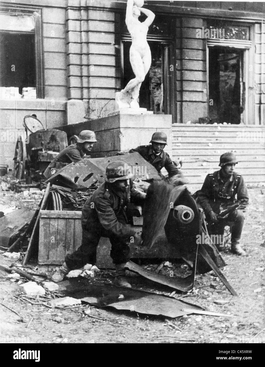 Canon anti-char allemand repris dans Kharkov, 1943 Banque D'Images