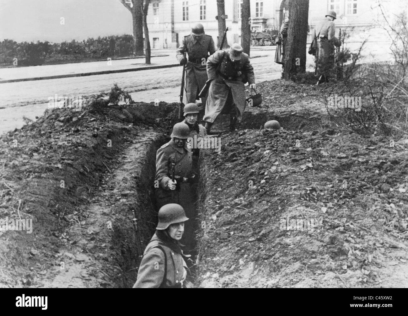 Déplacer la police dans un fossé à Francfort-sur-Oder, 1945 Banque D'Images