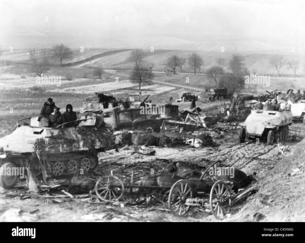 Des véhicules armés de Waffen SS sur l'avance en Hongrie, 1945 Banque D'Images