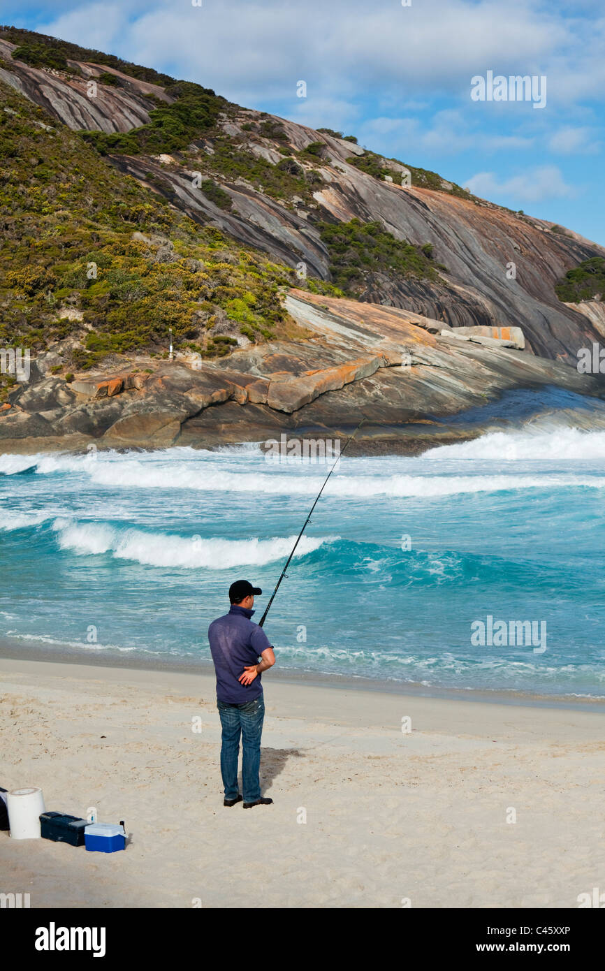 La pêche du saumon à la plage homme Trous (également connu sous le nom de fosses). Torndirrup National Park, Albany, Australie occidentale, Australie Banque D'Images