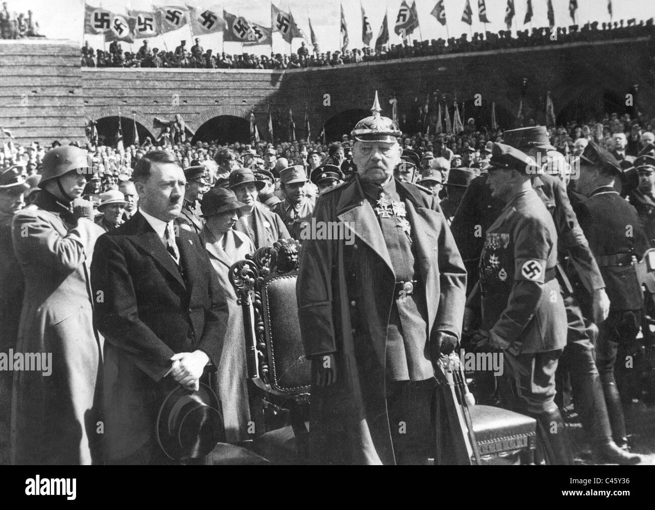 Adolf Hitler, Paul von Hindenburg et Hermann Goering à Tannenberg, 1933 Banque D'Images