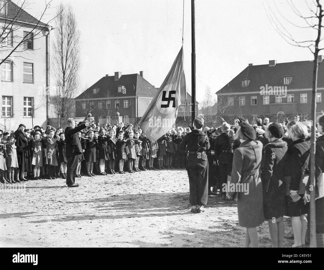 Les étudiants et les enseignants prennent le drapeau à croix gammée, 1939 Banque D'Images
