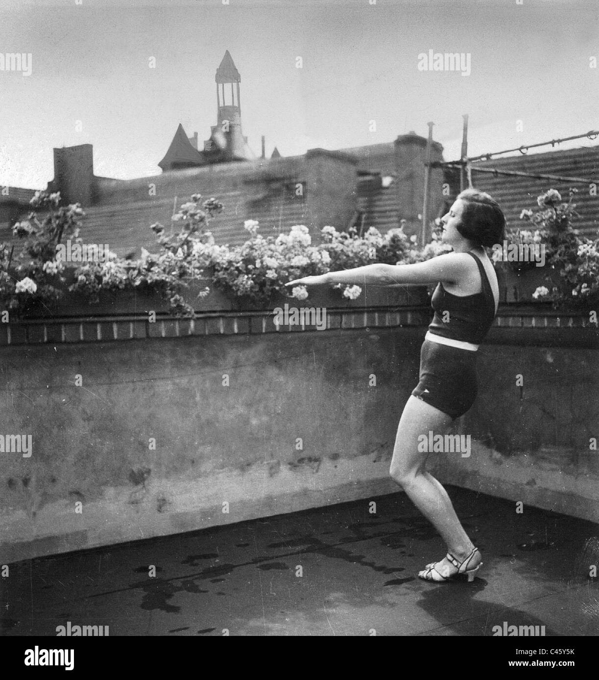 Leni Riefenstahl doing gymnastics, 1933 Banque D'Images