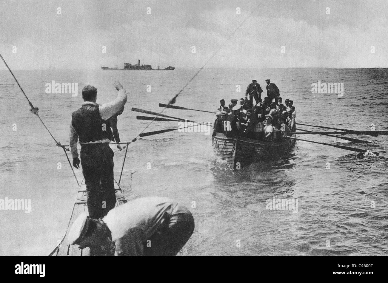 Un U-boat picks des naufragés dans la Première Guerre mondiale Banque D'Images