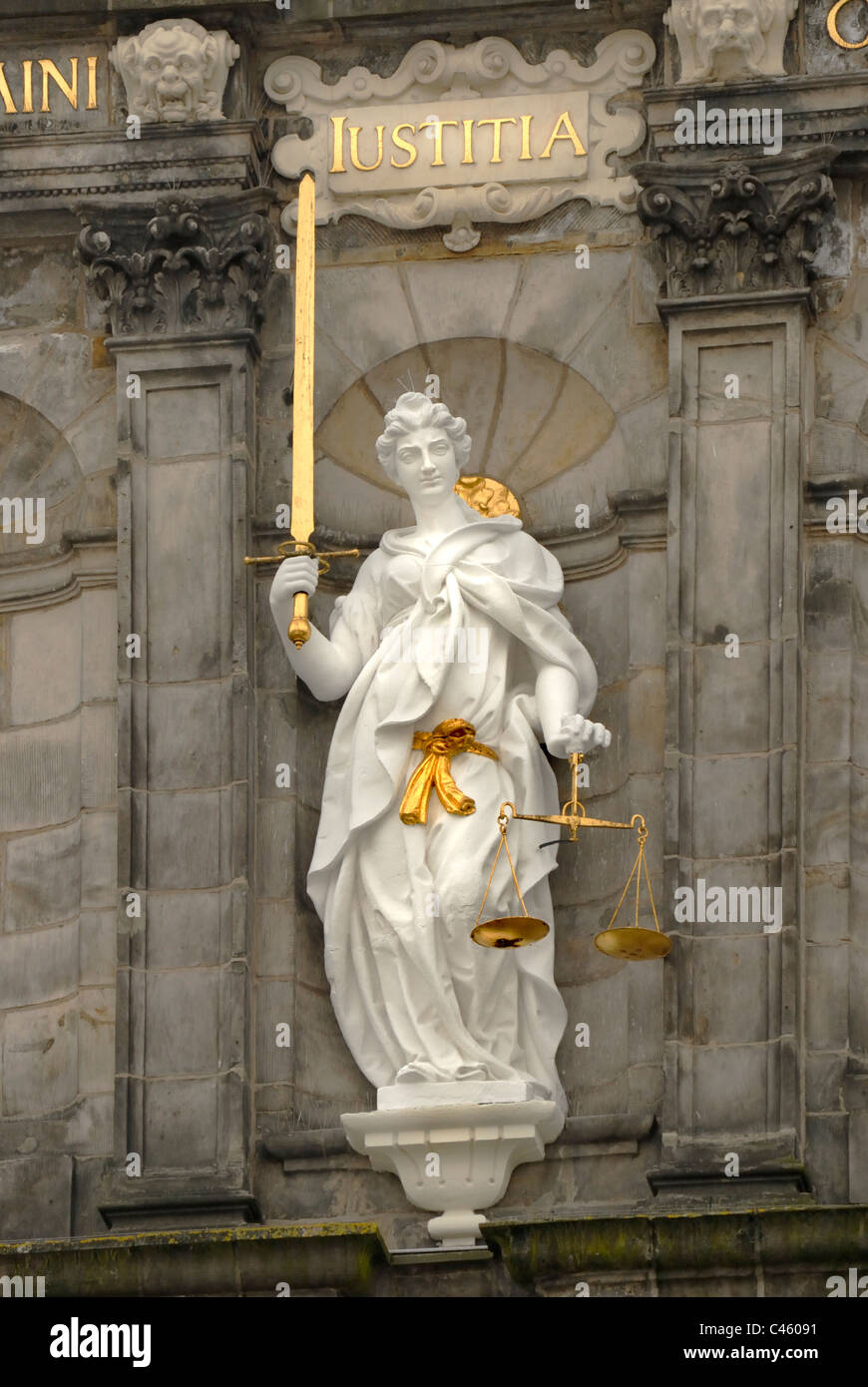 Delft, Pays-Bas. Stadhuis / Hôtel de Ville. Détail de la façade - Justice Banque D'Images