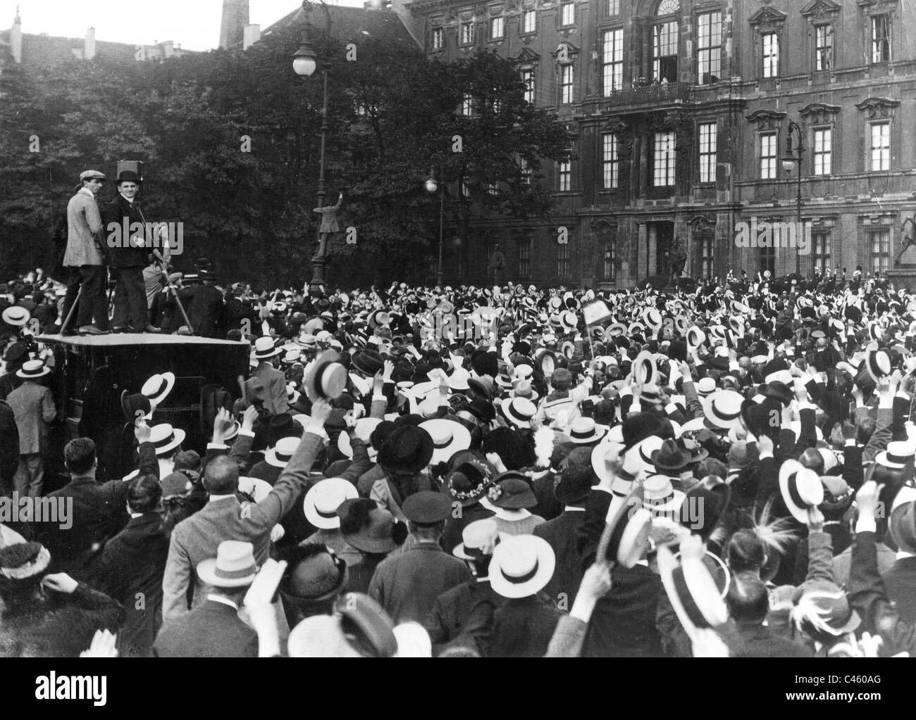 Masses d'encouragement au début de la guerre avant le château de Berlin en 1914 Banque D'Images